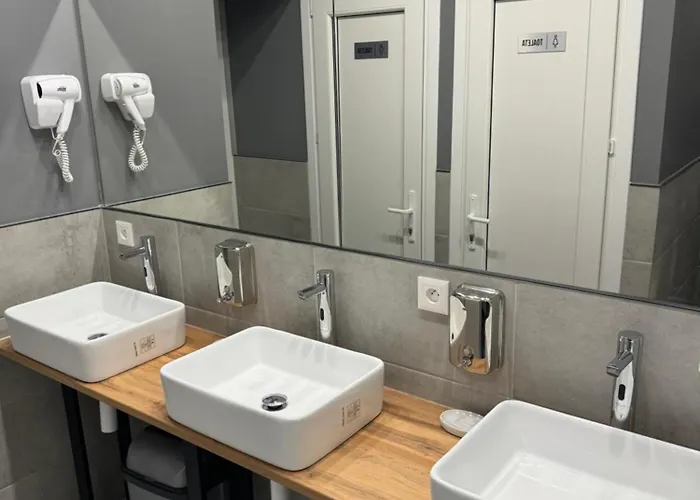 Hostel - 24h Parking